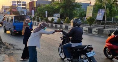 Mahasiswa Fakultas Hukum Universitas Achmad Yani Banjarmasin Bagi Masker untuk Masyarakat